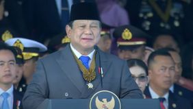 Presiden RI Prabowo Subianto memberikan instruksi langsung kepada Komandan Upacara peringatan ke-79 Hari Bhayangkara, Irjen Dadang Hartanto, untuk menghadap dirinya setelah seluruh rangkaian acara selesai.