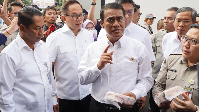 Menteri Pertanian (Mentan) Andi Amran Sulaiman memberikan peringatan kepada para pengusaha yang tidak mematuhi dan tidak menjalankan penjualan bahan pokok sesuai harga eceran tertinggi (HET).  