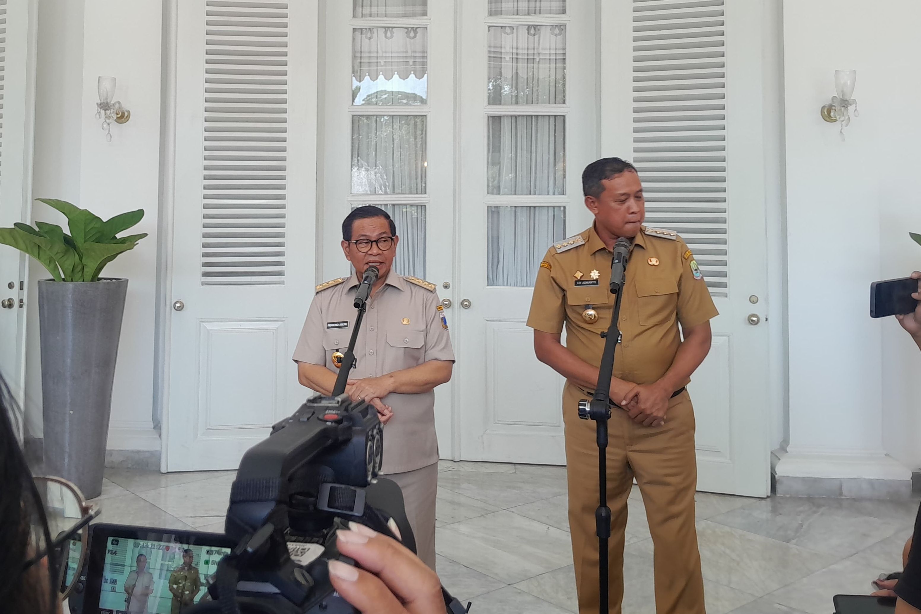 Pramono Anung dan Tri Adhianto Tjahyono <b>(NTVNews.id/ Adiansyah)</b>