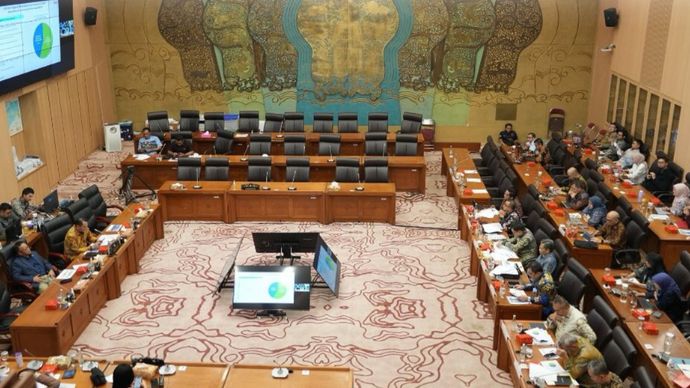 Menteri Investasi dan Hilirisasi/Kepala BKPM Rosan Roeslani didampingi Wakil Menteri Investasi dan Hilirisasi/Wakil Kepala BKPM Todotua Pasaribu menghadiri rapat kerja bersama Komisi XII DPR RI. 