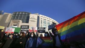 Sebuah kelompok LGBTQ+ di Istanbul, Turki, menggelar demonstrasi spontan meskipun pemerintah kota telah melarangnya.