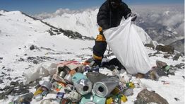 Salju Terus Mencair, 5 Mayat dan Sampah Berhasil Diturunkan dari Everest