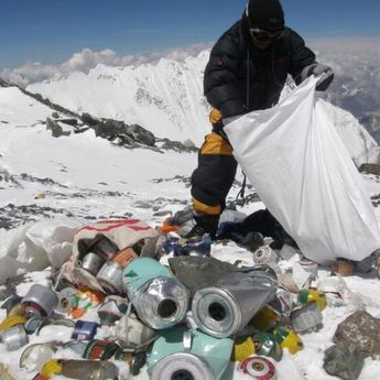 Salju Terus Mencair, 5 Mayat dan Sampah Berhasil Diturunkan dari Everest