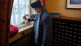 Presiden RI Prabowo Subianto mengunggah momen menggemaskan saat ia mengelus Larry the Cat, di sela kunjungannya ke kediaman sekaligus kantor Perdana Menteri (PM) Inggris di Downing Street.