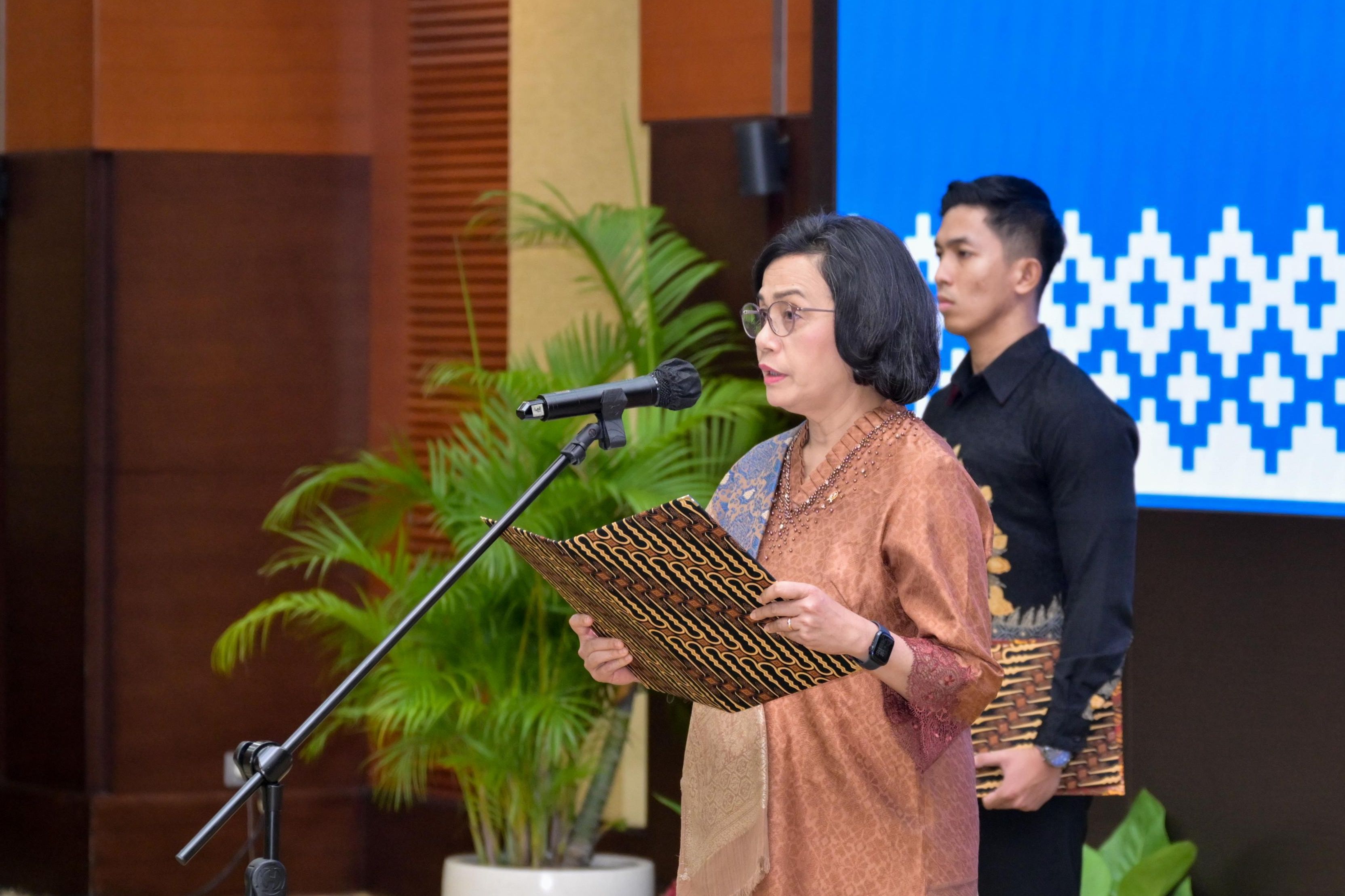 Menteri Keuangan (Menkeu) Sri Mulyani memberikan arahan kepada Direktur Jenderal Pajak yang baru, Bimo Wijayanto untuk mencari solusi dalam meningkatkan penerimaan negara lewat perpajakan. 