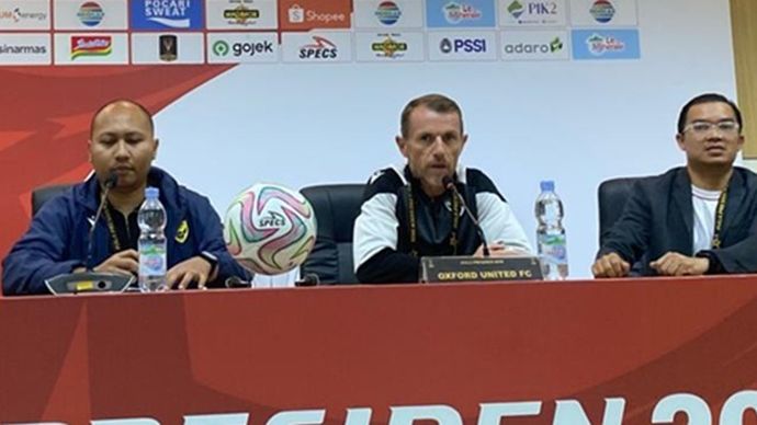 Pelatih Oxford United, Gary Rowett (tengah) dalam jumpa pers Piala Presiden 2025.