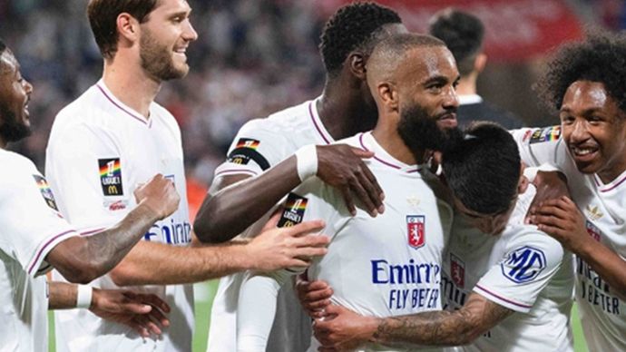 Lyon dihukum degradasi karena utang menumpuk