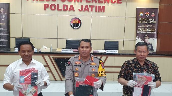 Polda Jawa TImur bongkar pesta seks tukar pasangan <b>(ANTARA)</b>