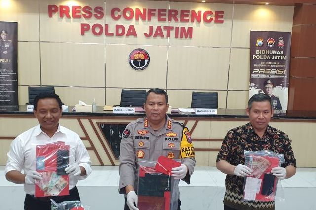 Polda Jawa TImur bongkar pesta seks tukar pasangan <b>(ANTARA)</b>