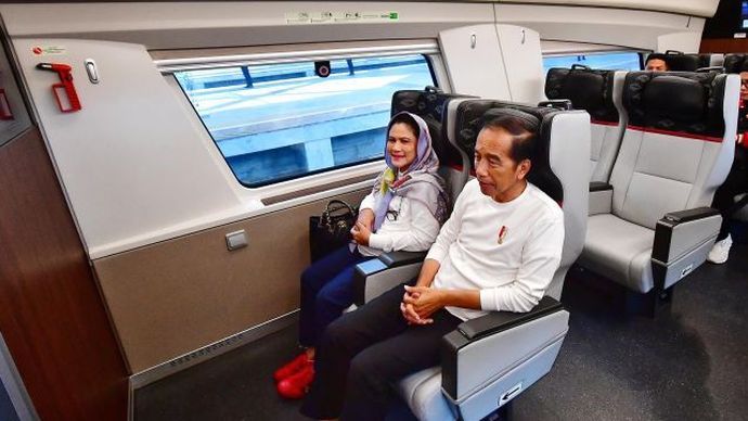 Presiden Jokowi dan Iriana naik Whoosh