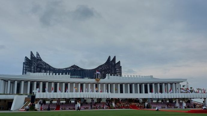 Suasana panggung kehormatan di Lapangan Upacara Istana Negara IKN, Kalimantan Timur, yang menjadi lokasi bagi tamu VVIP dalam agenda peringatan Detik-Detik Proklamasi Kemerdekaan RI, Sabtu (17/8/2024).