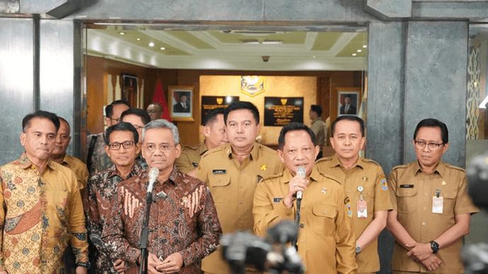Menteri Dalam Negeri (Mendagri) Muhammad Tito Karnavian dan Menteri Keuangan (Menkeu) Suahasil Nazara melakukan pertemuan di Kantor Pusat Kementerian Dalam Negeri (Kemendagri).  