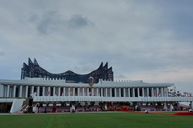 Suasana panggung kehormatan di Lapangan Upacara Istana Negara IKN, Kalimantan Timur, yang menjadi lokasi bagi tamu VVIP dalam agenda peringatan Detik-Detik Proklamasi Kemerdekaan RI, Sabtu (17/8/2024). <b>(Dok.Antara)</b>