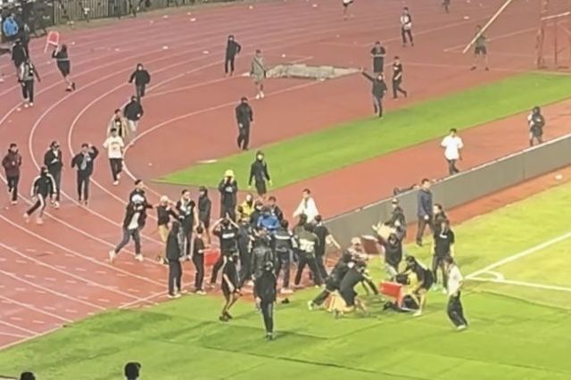 Bobotoh terlibat keributan degan steward yang bertugas mengawal pertandingan Persib Bandung melawan Persija Jakarta, Senin (23/9/2024). <b>(Antara/Rubby Jovan)</b>