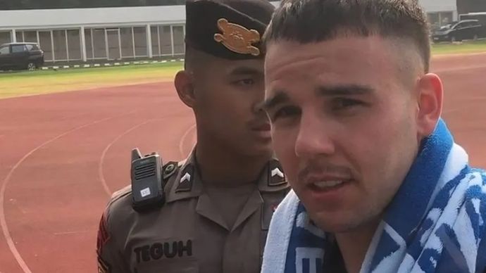 Polisi berjaga di belakang calon pemain naturalisasi timnas Indonesia, Calvin Verdonk <b>(Antaranews.com)</b>