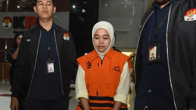 Tersangka kasus dugaan suap pengadaan barang dan jasa di lingkungan Pemerintah Kabupaten Muara Enim, Fika Nur Alawi (tengah) mengenakan rompi tahanan usai menjalani pemeriksaan di Gedung Merah Putih KPK, Jakarta, Kamis, 2 Juli 2026. KPK kembali melakukan penahanan terhadap Direktur PT. Milenium Solusi Abadi Fika Nur Alawi yang sebelumnya telah ditetapkan sebagai tersangka dalam pengembangan penyidikan kasus dugaan suap pengadaan barang dan jasa serta penerimaan lain di lingkungan Pemerintah Kabupaten Muara Enim, Sumatera Selatan tahun anggaran 2025-2026 yang telah menjerat Bupati Muara Enim nonaktif Edison sebagai tersangka