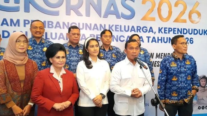 Mendukbangga/Kepala BKKBN Wihaji (depan, kedua dari kanan) ditemui media usai acara Rapat Koordinasi Nasional (Rakornas) terkait Program Pembangunan Keluarga, Kependudukan, dan Keluarga Berencana (Bangga Kencana) di Jakarta, Kamis, 12 Februari 2026. ANTARA/Lintang Budiyanti Prameswari.
