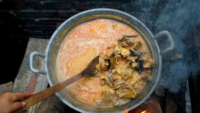 Arsip Foto - Memasak opor ayam menggunakan tungku. (ANTARA FOTO/Adiwinata Solihin)