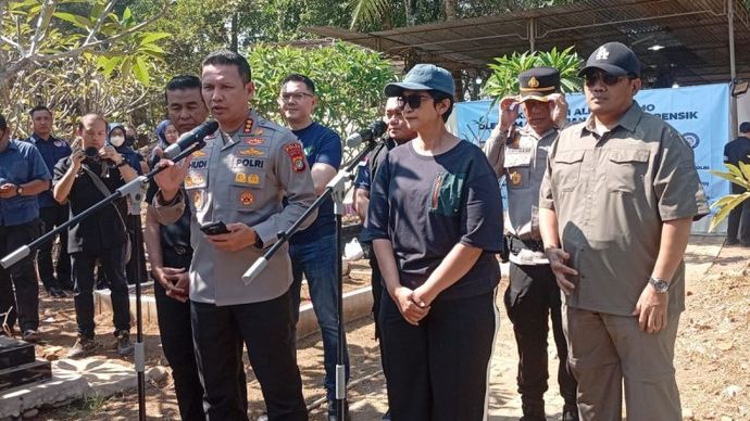 Kabid Humas Polda Metro Jaya Kombes Pol Budi Hermanto dan Ketua PDFMI Brigjen Pol Sumy Hastry Purwanti memberi keterangan pers terkait persiapan pelaksanaan ekshumasi makam Sutrimo di Pemahaman Bantaragung, Desa Wlahar, Kecamatan Wangon, Kabupaten Banyumas, Jawa Tengah, Rabu (12/8/2026). 