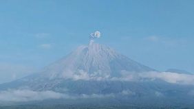 Gunung Semeru di Jawa Timur kembali erupsi dengan tinggi letusan mencapai ratusan meter dan masyarakat diimbau untuk waspada.
