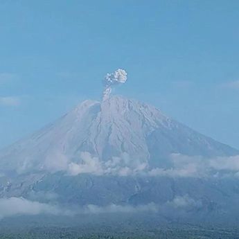 Gunung Semeru Kembali Erupsi Sebanyak 2 Kali pada Jumat Pagi