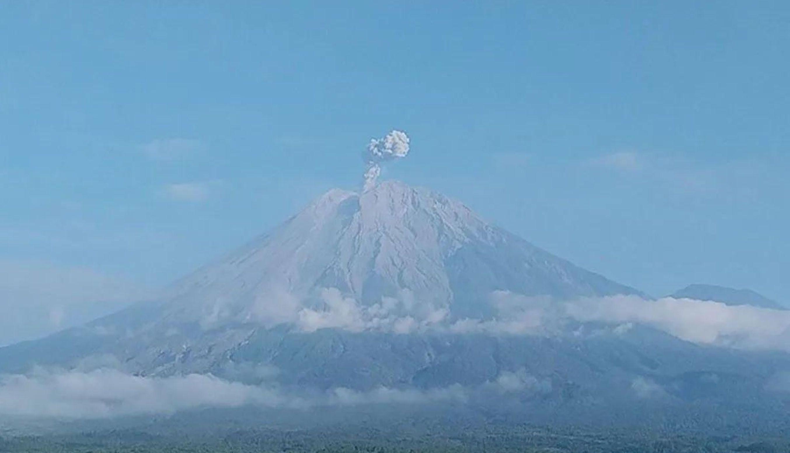 Gunung Semeru <b>(ANTARA/HO-PVMBG/pri.)</b>