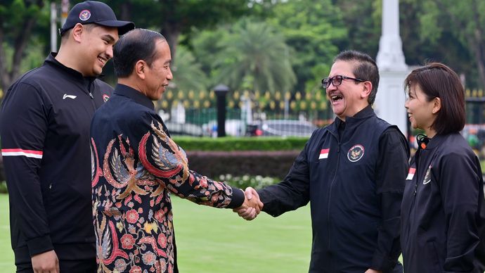 Presiden Republik Indonesia Joko Widodo berjabat tangan dengan Presiden Direktur PT Freeport Indonesia Tony Wenas saat acara pelepasan secara resmi Kontingen Indonesia di Istana Negara menuju Olimpiade 2024 Paris, Rabu (10/7). 