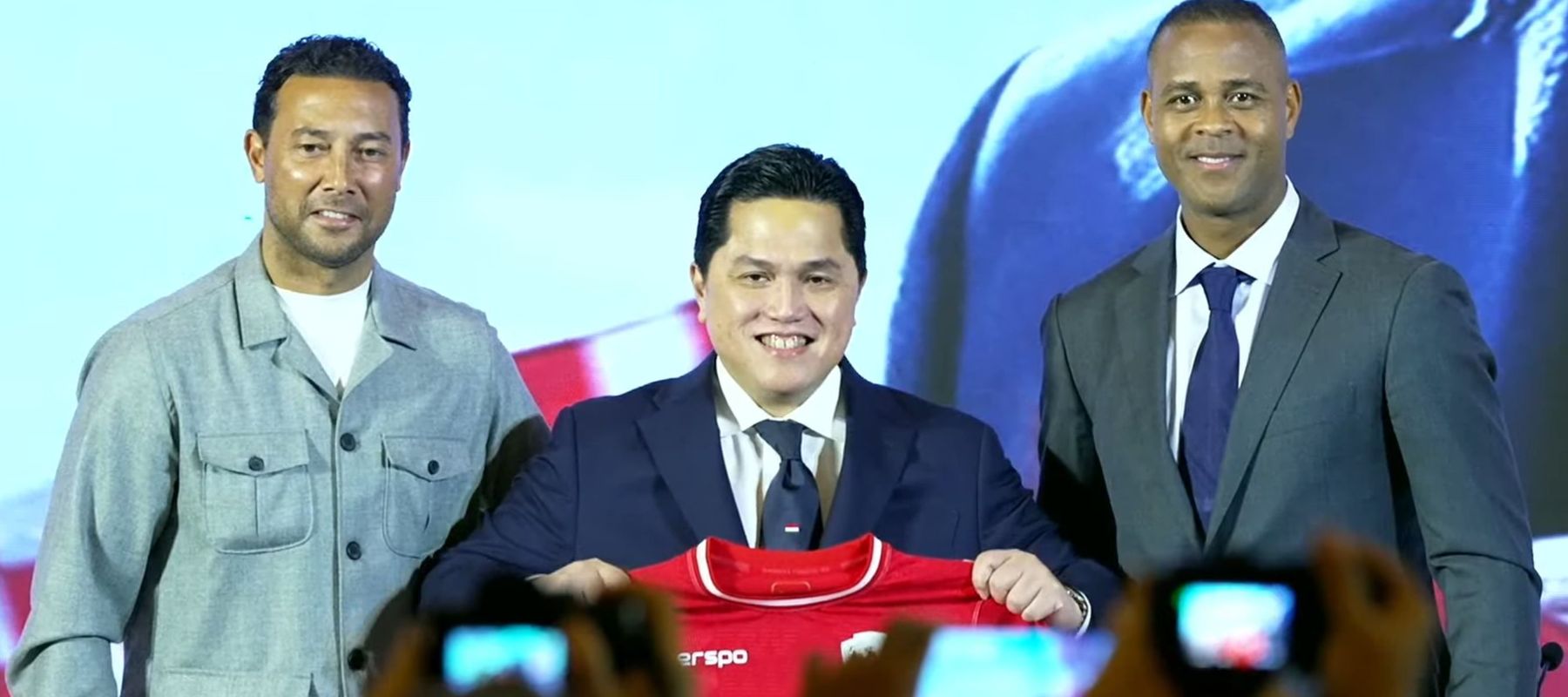 Denny Landzaat (Kiri), Erick Thohir (Tengah) dan Patrick Kluivert (Kanan)