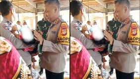 Seorang ayah berinisial S di Kabupaten Pinrang, Sulawesi Selatan tega melakukan penganiayaan terhadap anaknya sendiri yang baru satu tahun hingga mengalami luka memar di wajah.