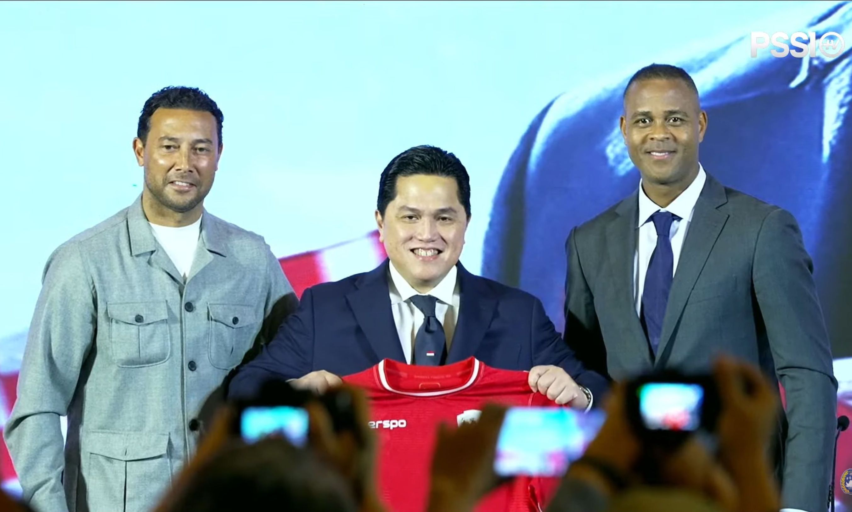 Denny Landzaat (Kiri), Erick Thohir (Tengah) dan Patrick Kluivert (Kanan) <b>(Youtube PSSI)</b>