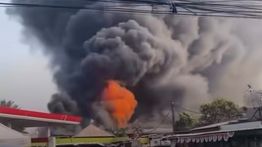 Kebakaran di Kaliabang Bekasi, Api Membumbung di Belakang SPBU