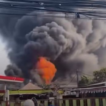 Kebakaran di Kaliabang Bekasi, Api Membumbung di Belakang SPBU