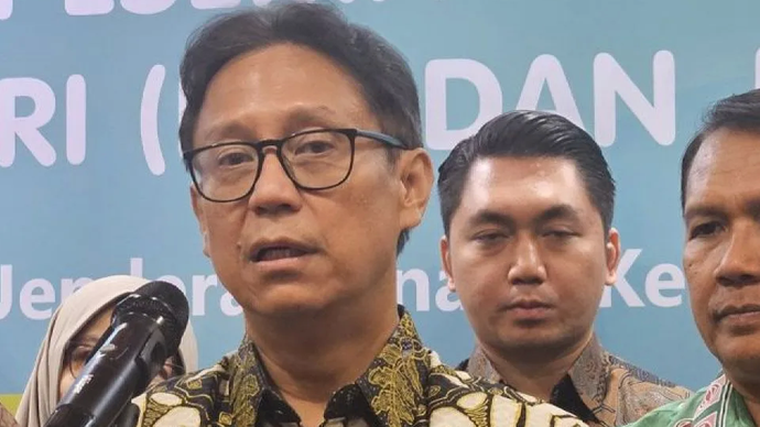 Menteri Kesehatan Budi Gunadi Sadikin (kiri) usai acara pelepasan Peserta Fellowship Kardiointervensi ke China dan Jepang di Jakarta, Senin (6/1/2025). 