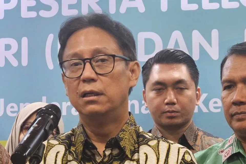 Menteri Kesehatan Budi Gunadi Sadikin (kiri) usai acara pelepasan Peserta Fellowship Kardiointervensi ke China dan Jepang di Jakarta, Senin (6/1/2025).  <b>(Antara)</b>