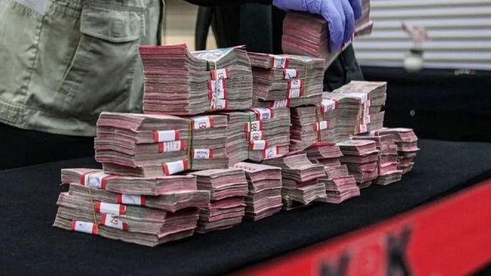 Petugas Komisi Pemberantasan Korupsi memperlihatkan barang bukti kasus dugaan korupsi terkait penerimaan atau janji dalam pengurusan sengketa lahan di lingkungan Pengadilan Negeri Depok, Jawa Barat, di Gedung Merah Putih KPK, Jakarta, Jumat, 6 Februari 2026 malam. ANTARA FOTO/Darryl Ramadhan/bar/aa