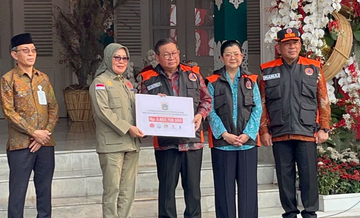 Pramono Anung lepas bantuan ke NTT di halaman Balai Kota DKI Jakarta, Kamis, 20 Agustus 2026.  <b>(NTVNews.id/ Adiansyah)</b>