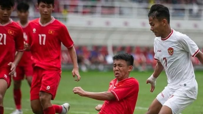 Zahaby Gholy (kanan) berebut bola dengan pemain Vietnam