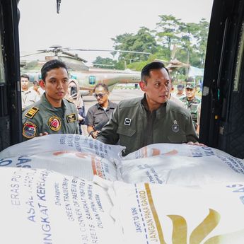 AHY Ikut Naik Heli Kirim Beras Buat Korban Bencana Banjir dan Longsor di Bener Meriah, Aceh