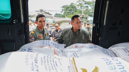 AHY Pastikan Penyaluran Beras Bantuan Korban Banjir dan Longsor di Bener Meriah, Aceh