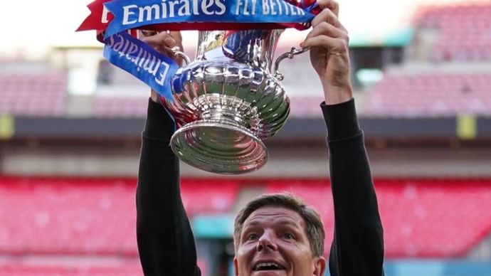 Manajer Crystal Palace, Oliver Glasner mengangkat trofi Piala FA 2024/2025.