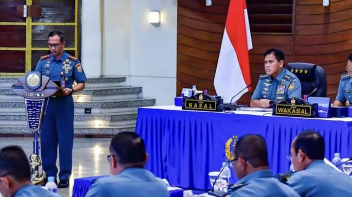 Komandan Satgas MTF TNI Konga XXVIII-P UNIFIL Letkol Laut (P) Anugerah Annurullah (kiri) memaparkan kesiapan satgas MTF untuk diberangkatkan ke Lebanon pada minggu ke-3 Desember 2024 ke Kepala Staf TNI AL Laksamana TNI Muhammad Ali (dua kiri) di Auditorium Denma Markas Besar TNI AL, Cilangkap, Jakarta, Senin (2/12/2024).