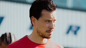 Persib Bandung kembali membuat kejutan besar di bursa transfer musim 2025/2026 dengan resmi mendatangkan Thom Haye, gelandang Timnas Indonesia yang sebelumnya bermain di Eredivisie Belanda bersama Almere City.