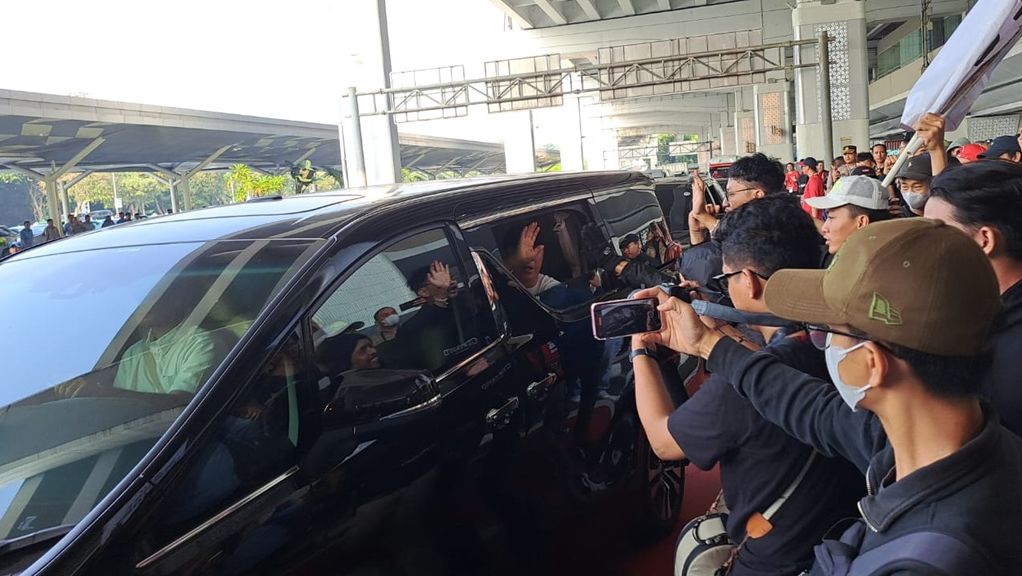 Pelatih Timnas Indonesia U-23, Shin Tae-yong melambaikan tangannya sebelum meninggalkan Terminal 3 Bandara Internasional Soekarno-Hatta, Tangerang, Sabtu (11/5/2024).