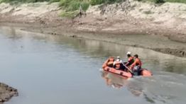 Pencarian Anak Tenggelam di Sungai Citarum Karawang Masih Berlanjut