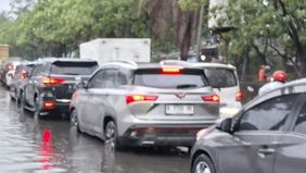 Banjir merendam kawasan Jalan Daan Mogot, Jakarta Barat, dan menyebabkan arus lalu lintas tersendat hingga nyaris berhenti total pada Kamis pagi.