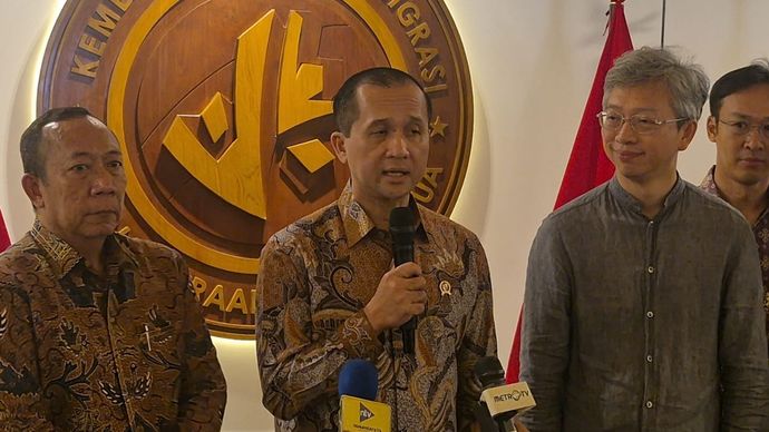 Menteri Transmigrasi (Mentrans) Iftitah Sulaiman Suryanagara mengungkapkan rencana kerja sama dengan pemerintah China dalam upaya mempelajari strategi pengentasan kemiskinan.  