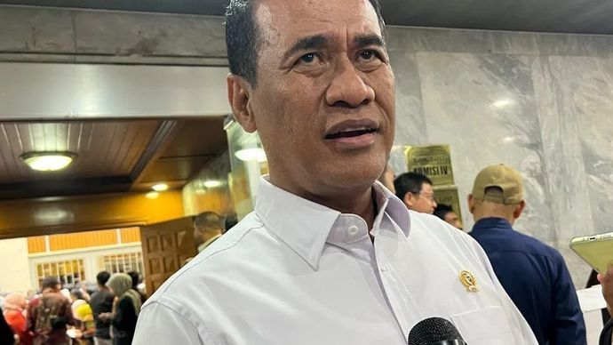 Menteri Pertanian Andi Amran Sulaiman (kedua kiri) menjawab pertanyaan awak media ditemui usai Rapat Kerja dengan Komisi IV DPR RI di Jakarta, Selasa, 1 September 2026