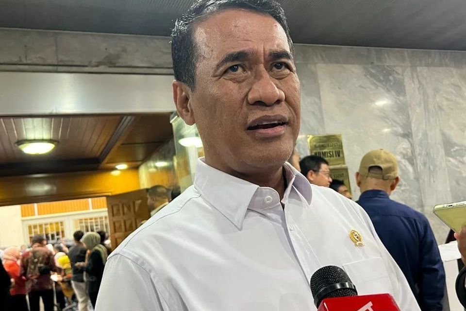 Menteri Pertanian Andi Amran Sulaiman (kedua kiri) menjawab pertanyaan awak media ditemui usai Rapat Kerja dengan Komisi IV DPR RI di Jakarta, Selasa, 1 September 2026 <b>(Antara)</b>