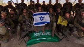 Foto-foto yang viral menunjukkan sekelompok tentara Israel mengibarkan bendera Israel sambil menginjak bendera Arab Saudi telah menyulut kemarahan di media sosial.