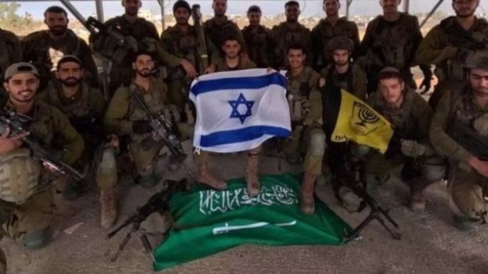 Tentara Israek Injak Bendera Arab Saudi 